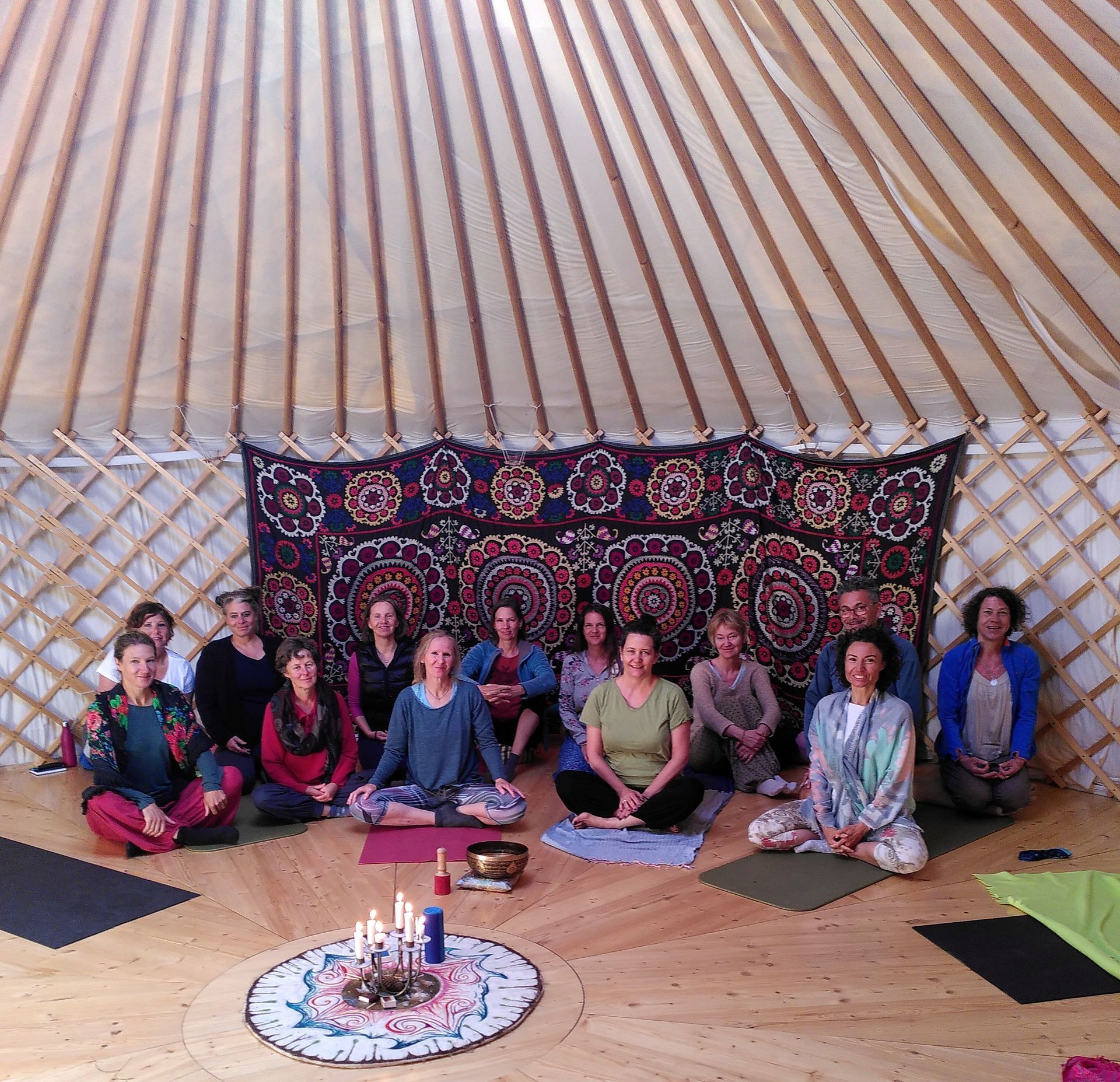 Eine Gruppe von Menschen posiert für ein Foto in einer Jurte