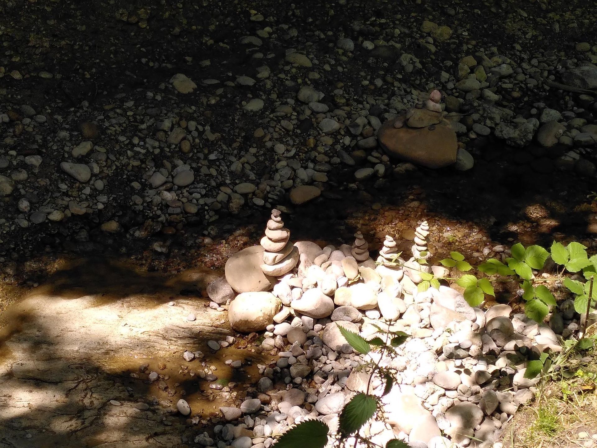 Ein Steinhaufen neben einem Bach