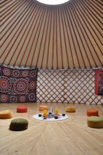 In der mitte des raumes stehen viele hocker.