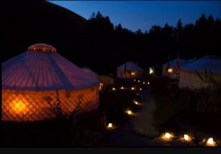 Eine Gruppe von Zelten ist nachts beleuchtet