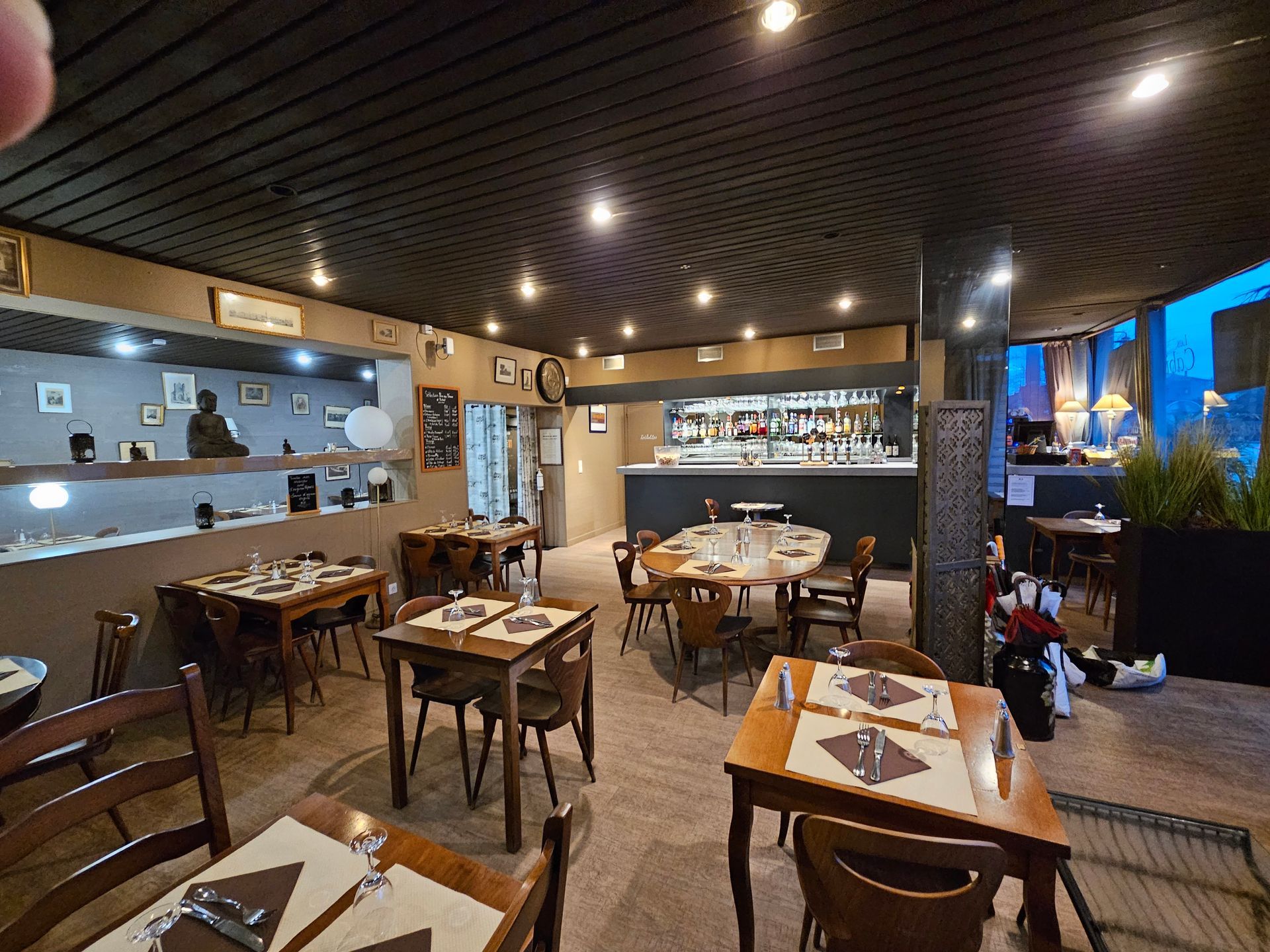 Vue d’ensemble de la salle du restaurant Les Cabines à Ouistreham