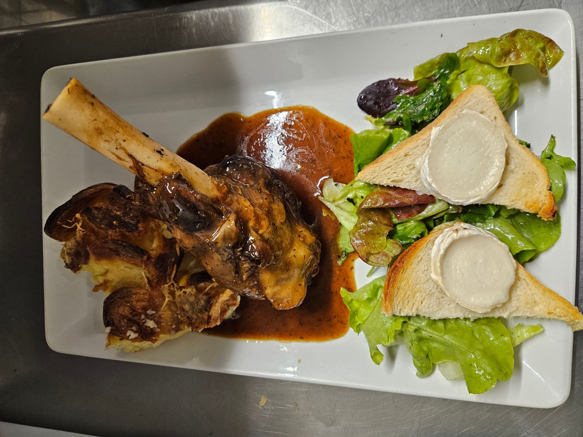 Souris d’agneau rôtie, salade verte et toast de fromage de chèvre