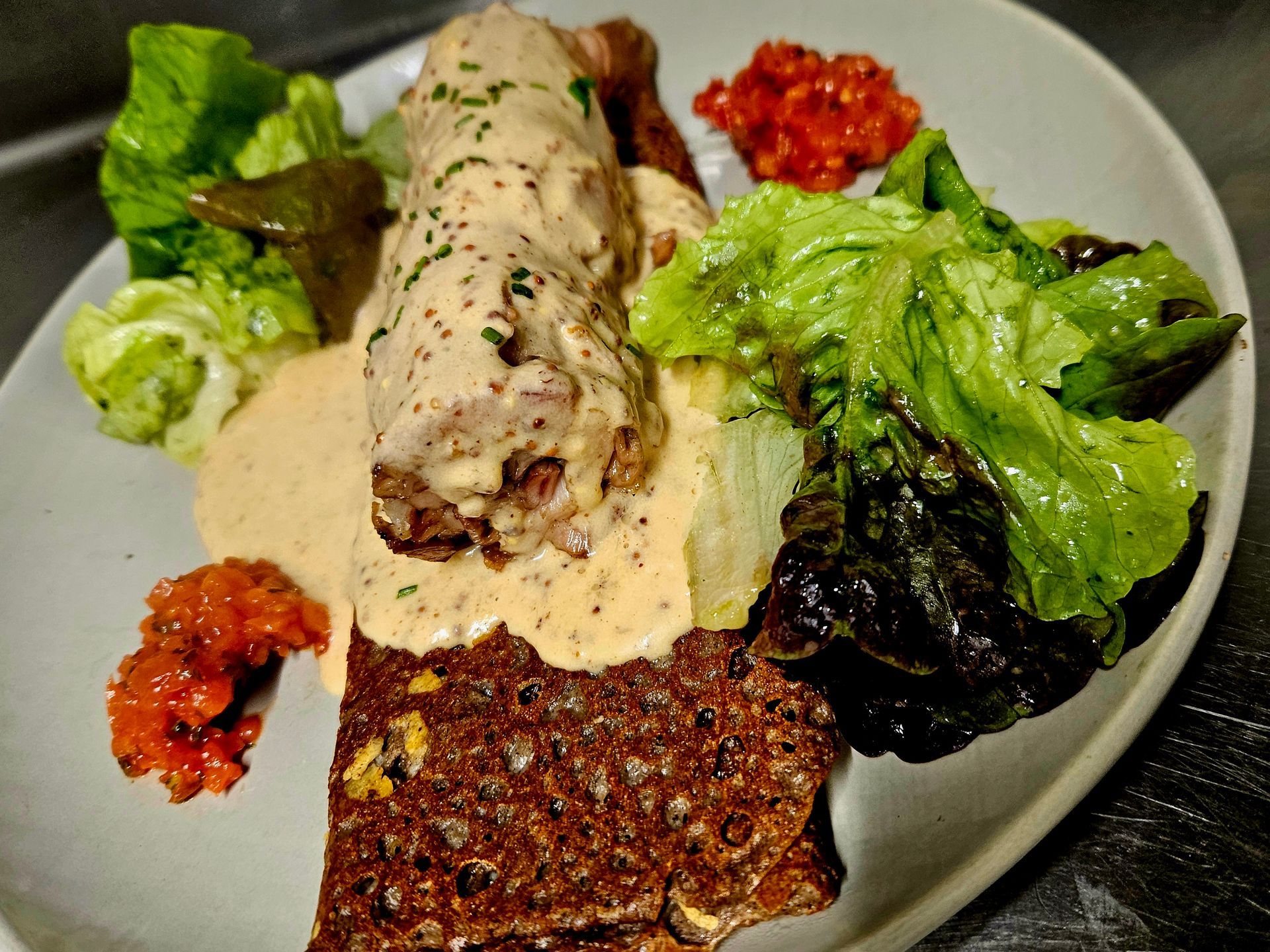 Galette à l'andouillette avec une sauce moutarde à l'ancienne