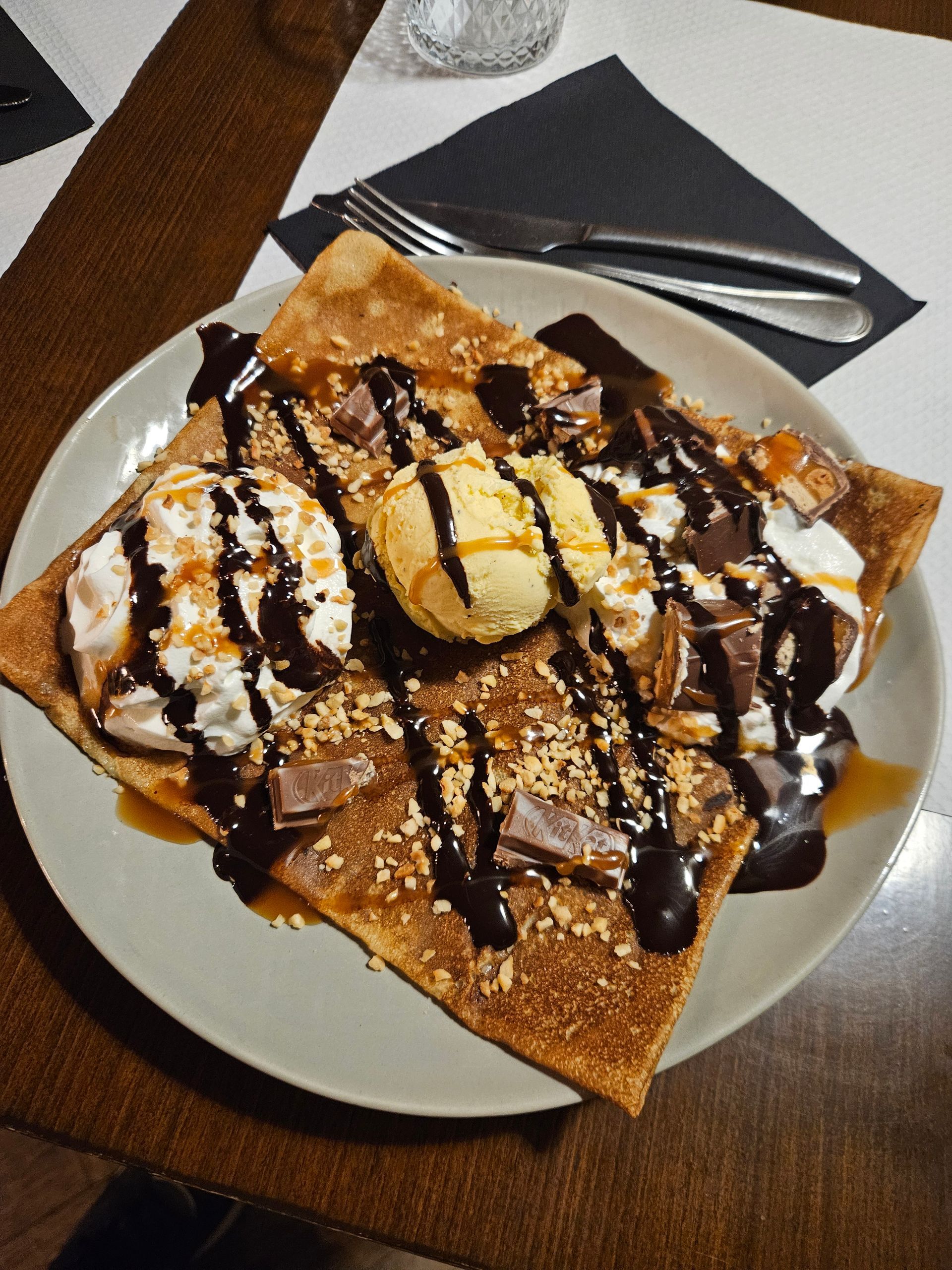Crêpe dessert nappée de chocolat, chantilly et boule de glace