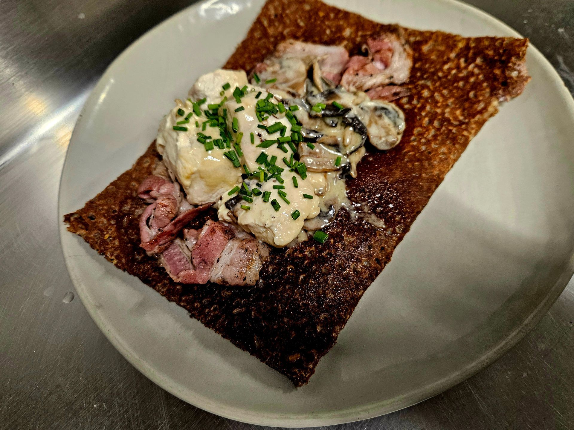 Galette copieuse aux champignons, lardons et crème