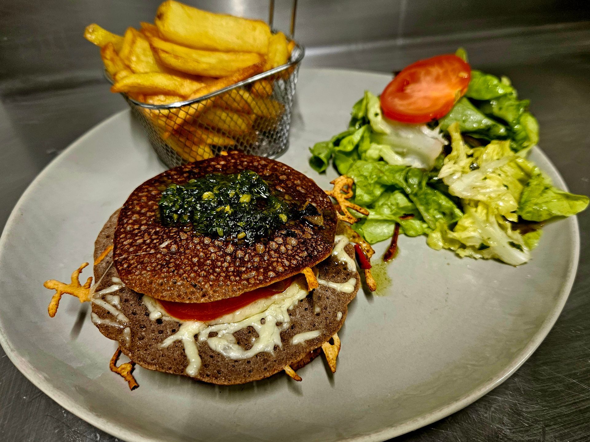 Variante de burger breton accompagné de frites croustillantes et de salade verte