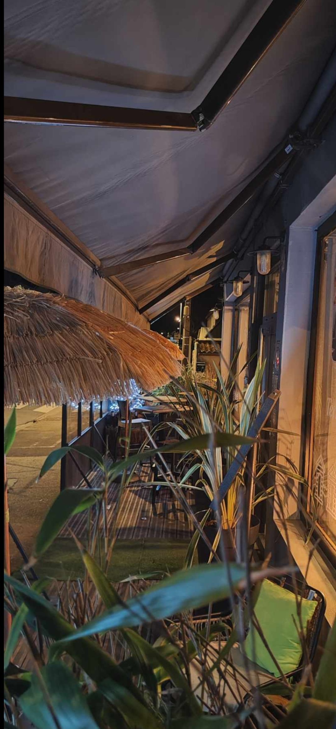 Terrasse extérieure aménagée du restaurant Les Cabines