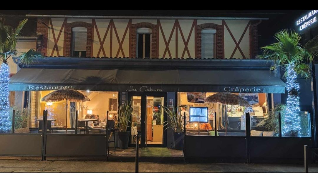 Devanture de la crêperie Les Cabines vue de nuit