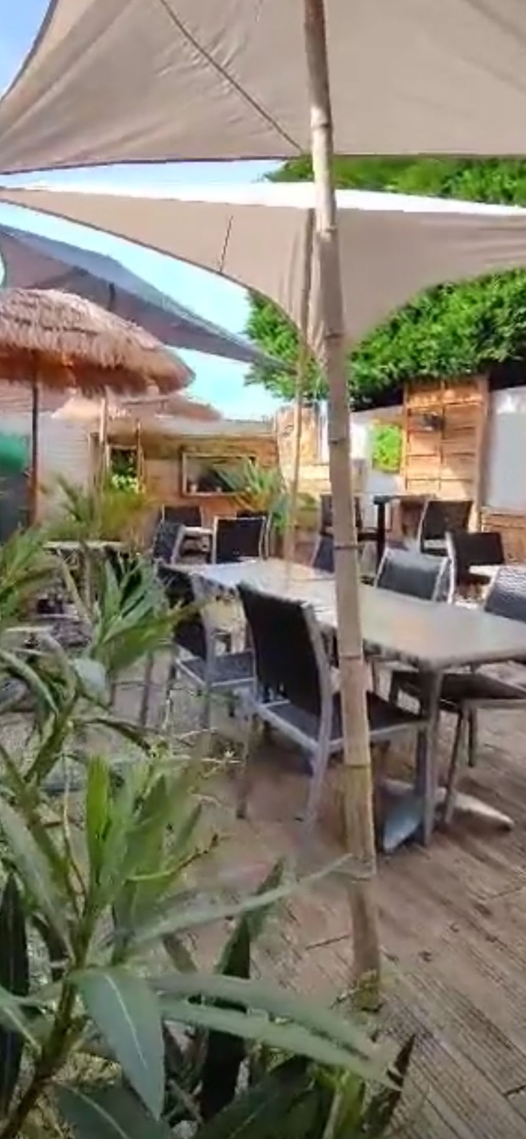 Terrasse extérieure de la crêperie Les Cabines à Ouistreham