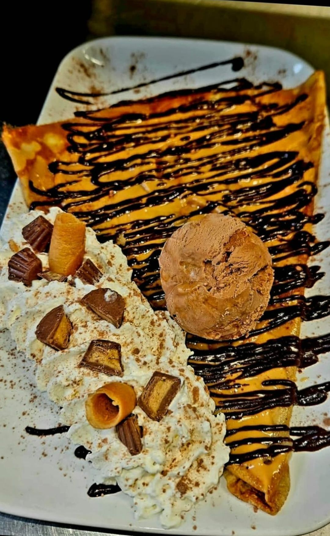 Crêpe gourmande à la sauce chocolat et glace vanille