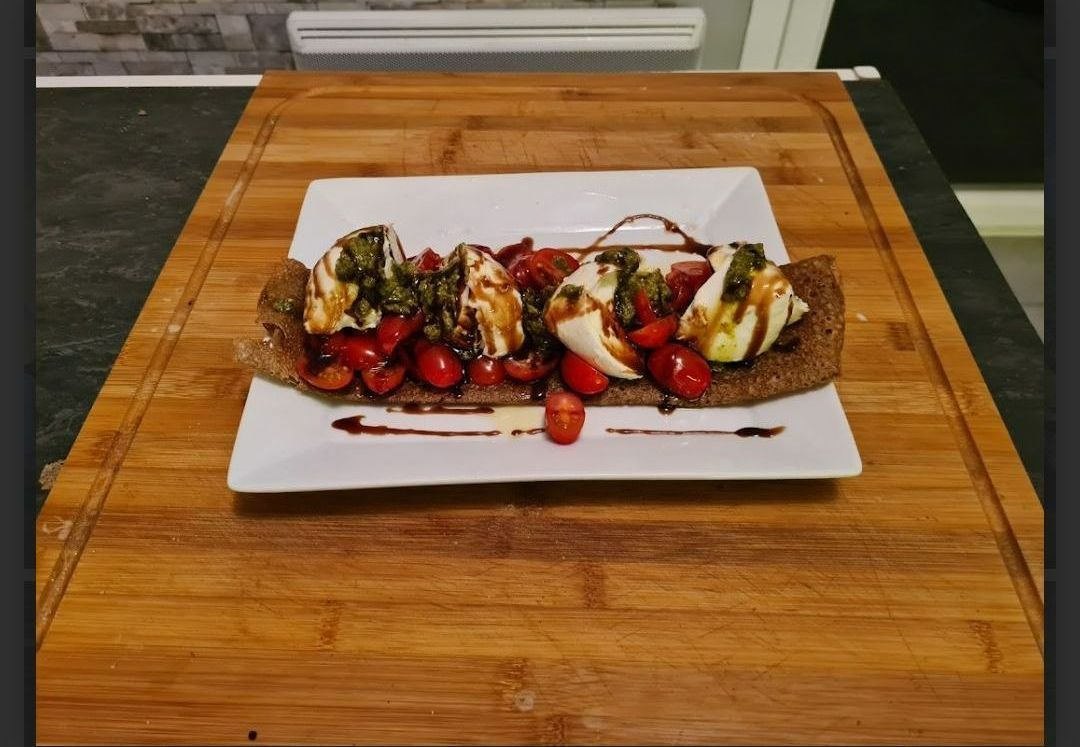 Galette salée garnie de tomate, pesto et mozarella