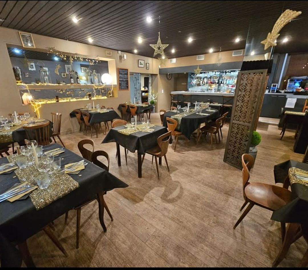 Salle de restaurant chaleureuse avec tables en bois et éclairage tamisé
