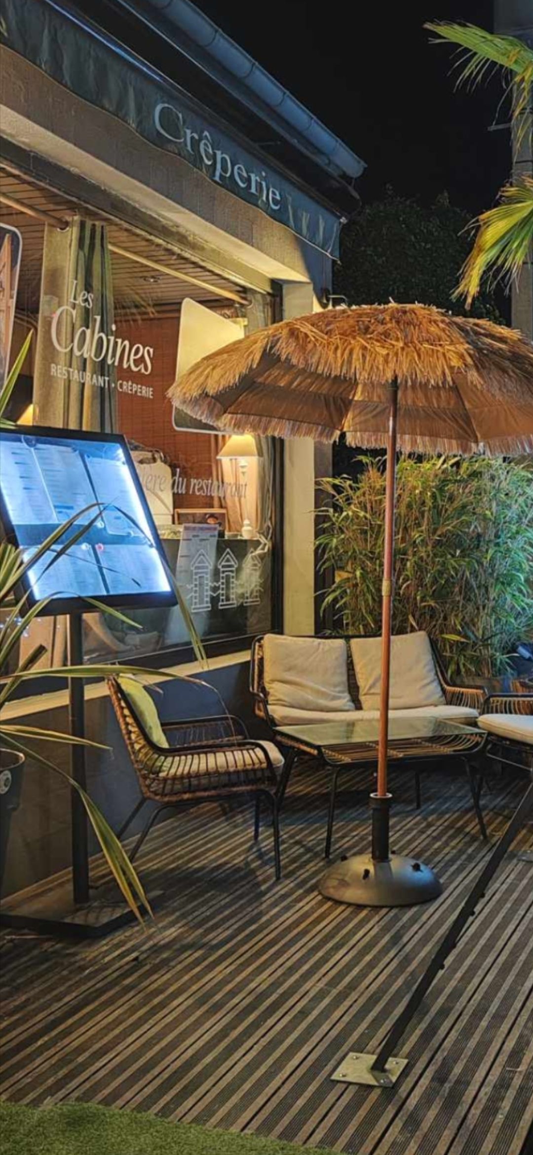 Terrasse extérieure aménagée avec chaises confortables et ambiance tropicale