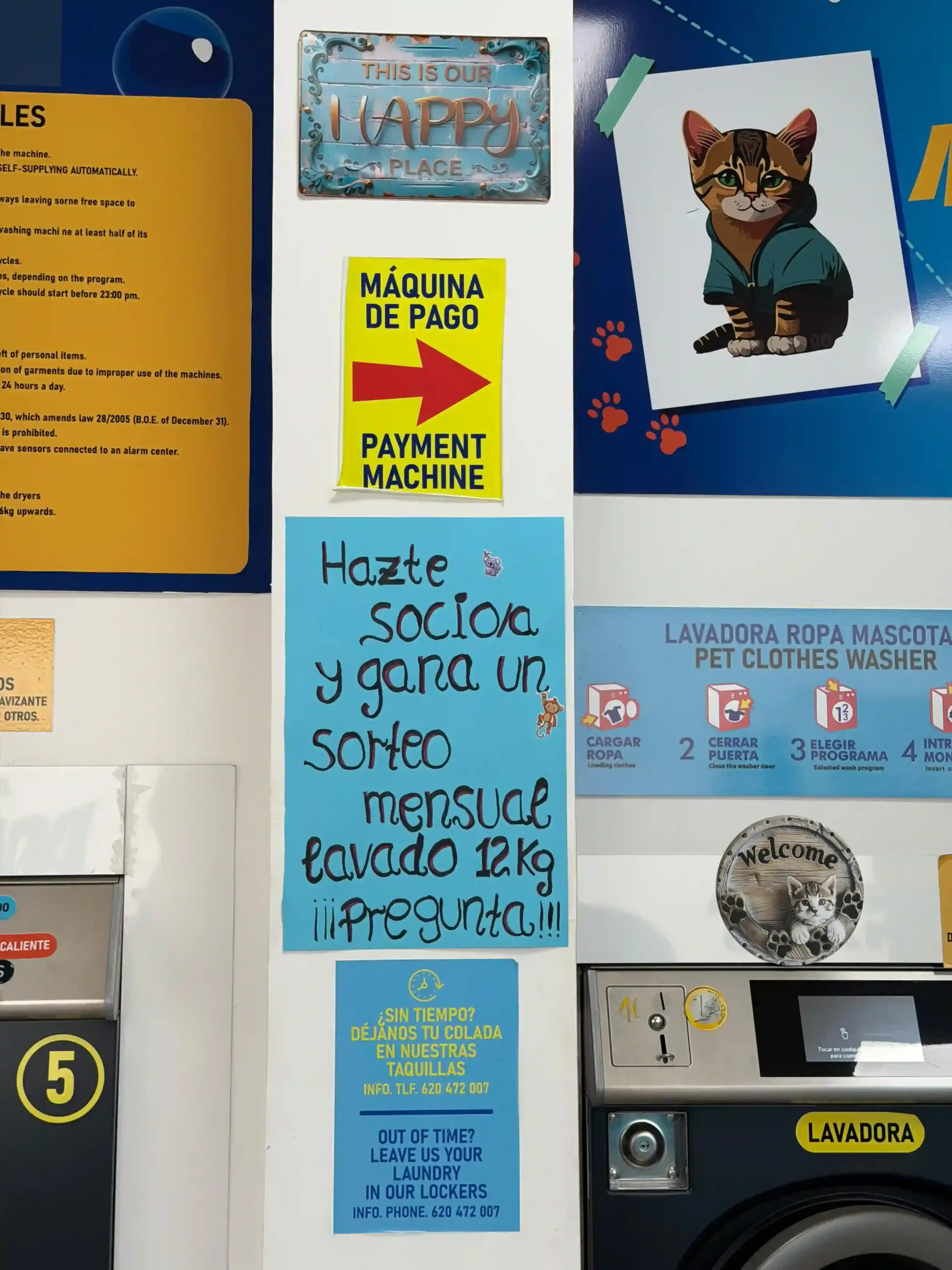 Pared del lavadero con letreros, incluyendo 