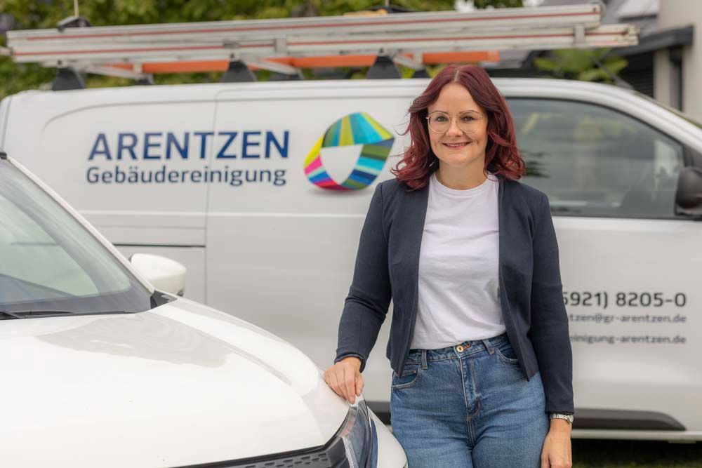 Die Silhouette einer Person in einem Kreis auf weißem Hintergrund.