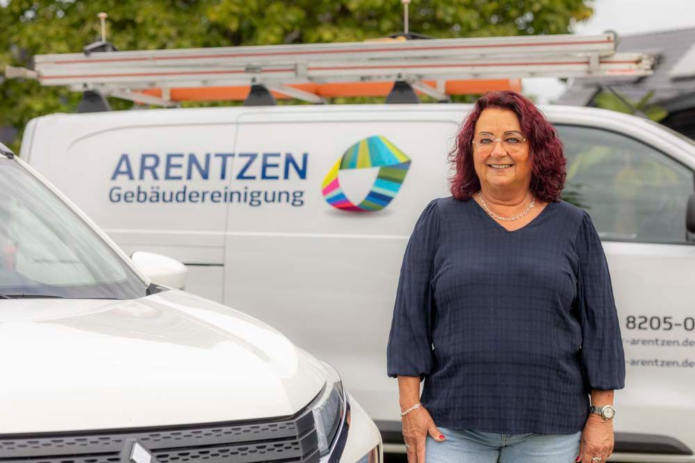 Die Silhouette einer Person in einem Kreis auf weißem Hintergrund.