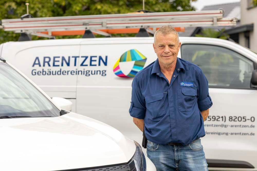 Die Silhouette einer Person in einem Kreis auf weißem Hintergrund.