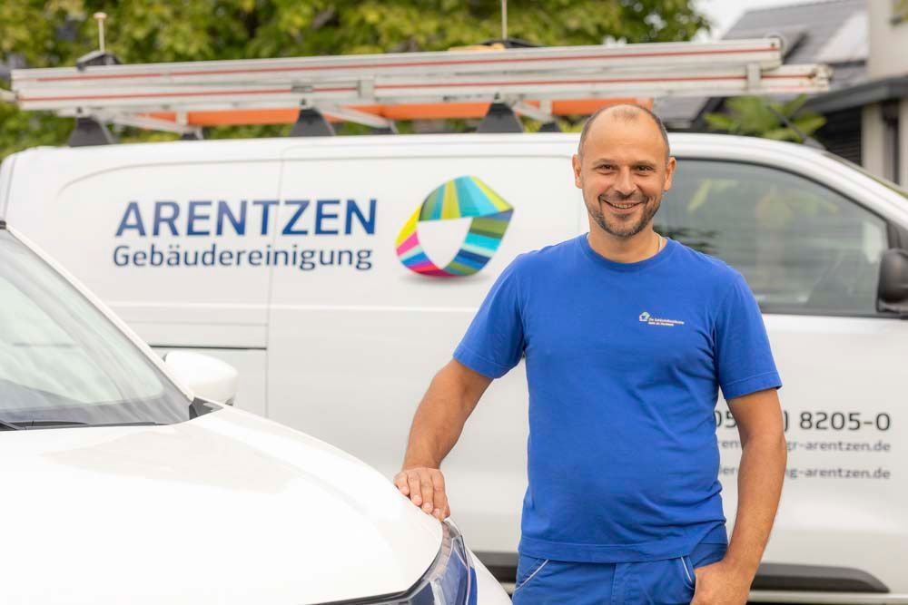 Die Silhouette einer Person in einem Kreis auf weißem Hintergrund.