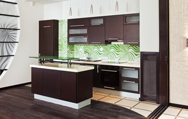 eine Küche mit braunen Schränken und einer Insel