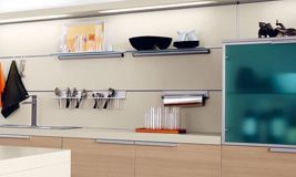 eine Küche mit Holzschränken und einem blauen Glasschrank .