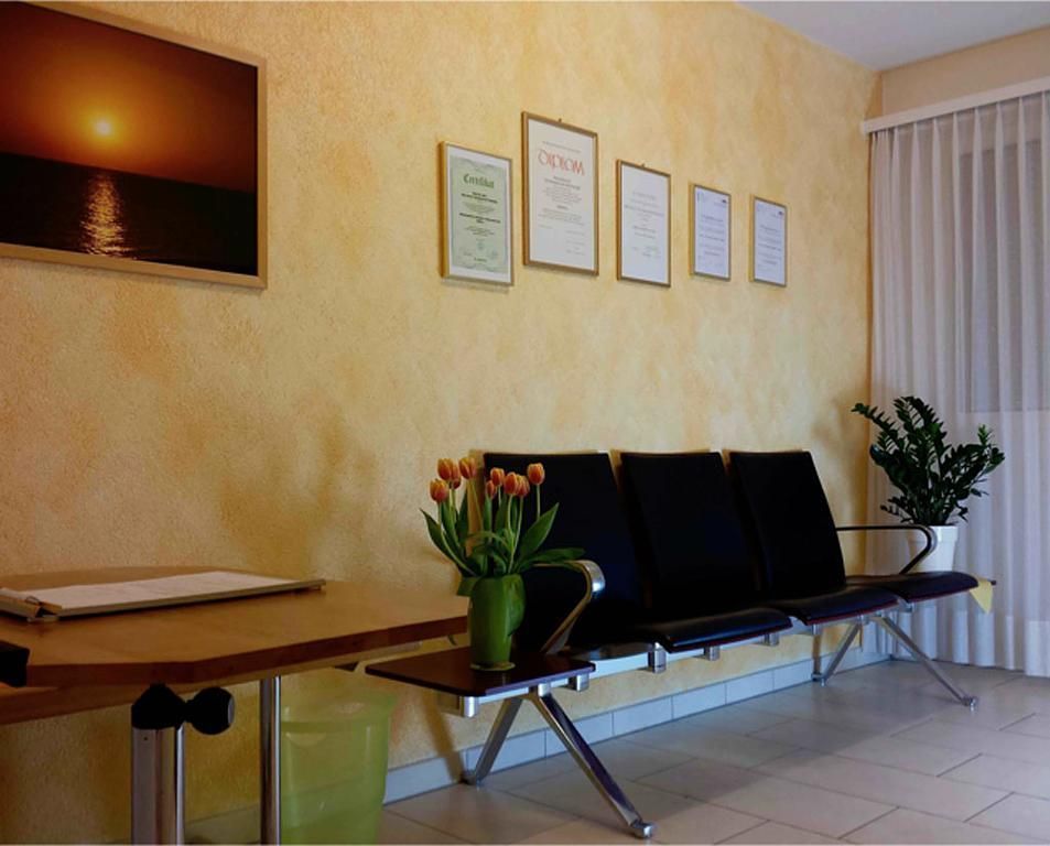 Empfangszimmer - Dr. med. Waltraud Tschaggelar-Trenkner