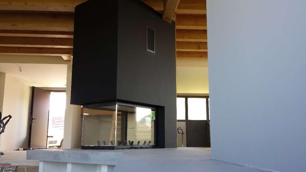 Intérieur d'une maison en chantier avec installation de cheminée design réalisée par Création et Décor Gally