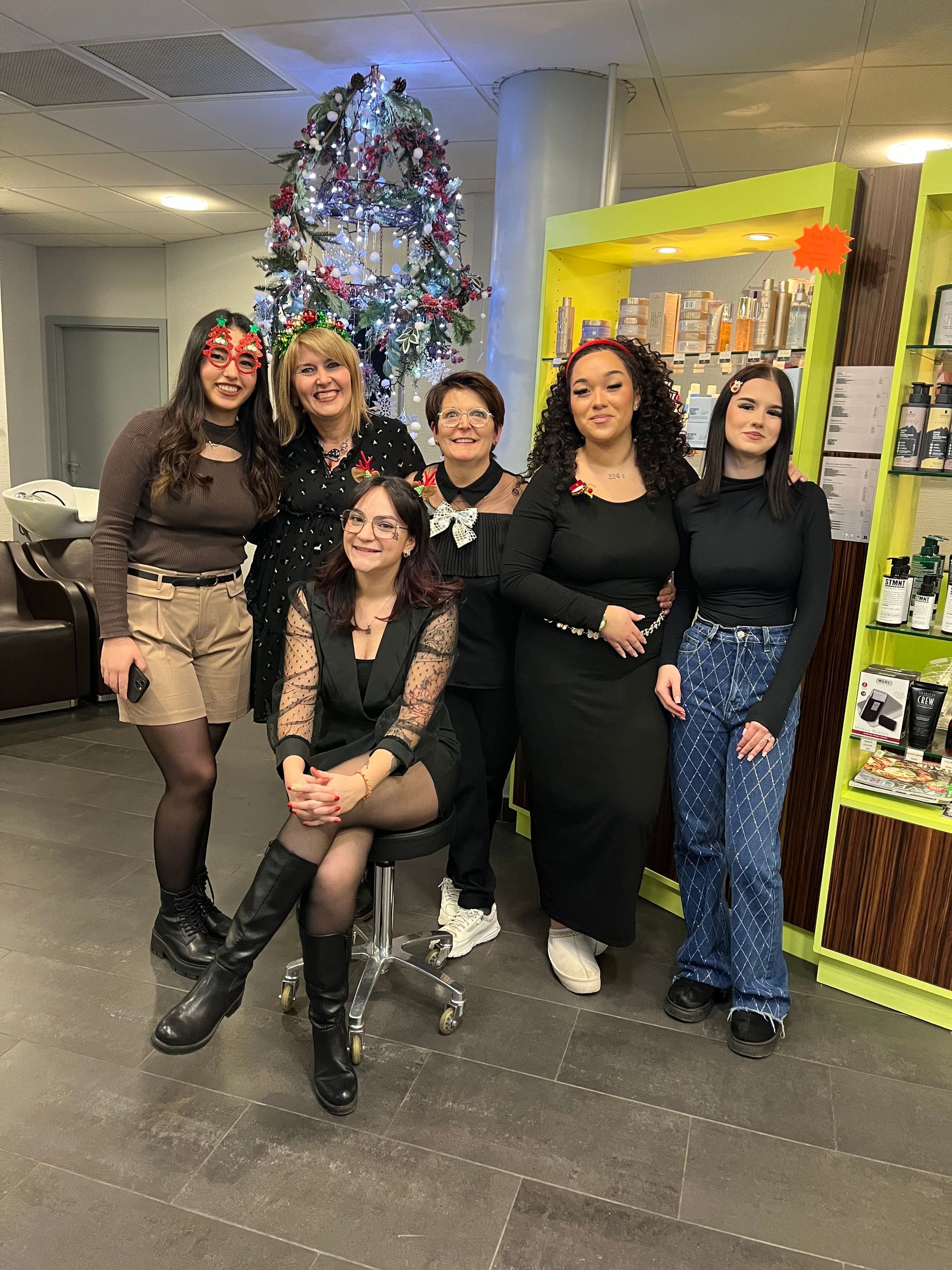 L'équipe du salon Coiffurama près d'un sapin de Noël.