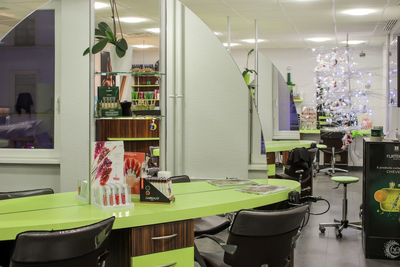 Salon de coiffure avec meubles de couleur vert