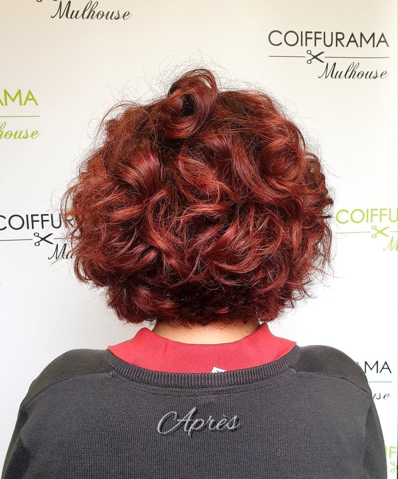 Cheveux bouclés roux courts