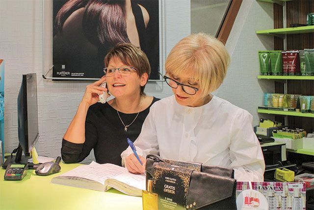 Deux personnes à la réception