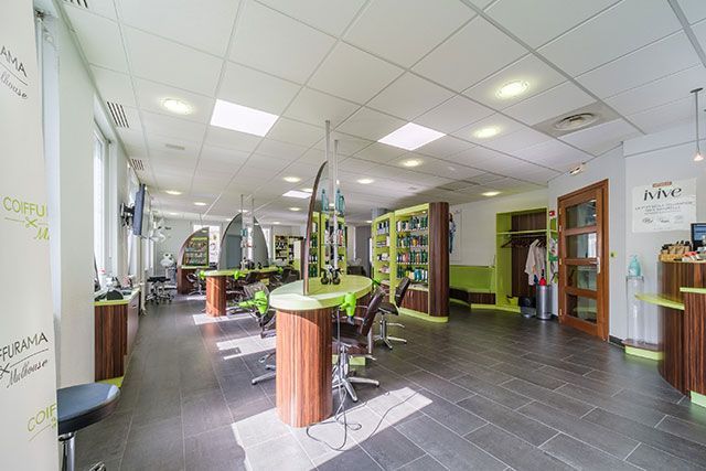 L'intérieur du salon de coiffure