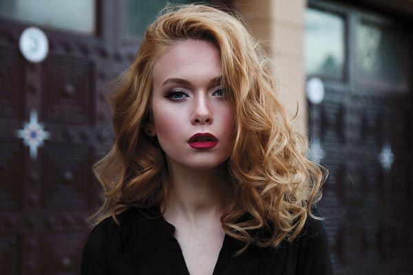 Une femme aux cheveux roux