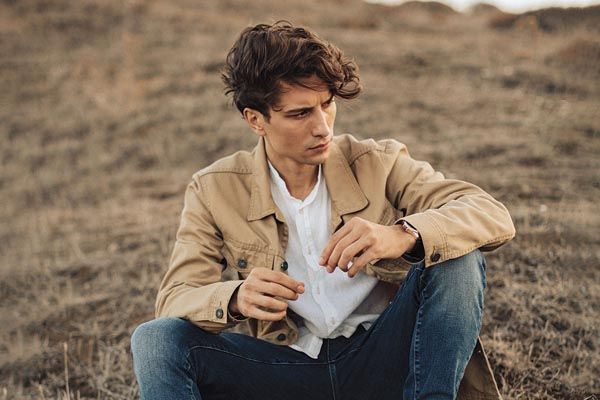 Brushing sur un homme