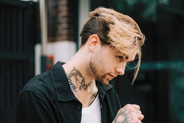 Un homme au cheveux décolorés