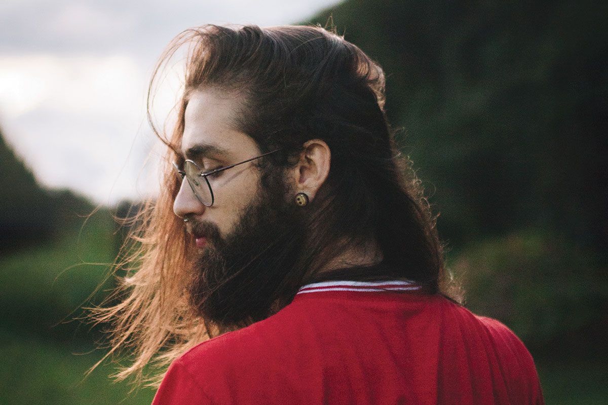 Un homme au cheveux longs