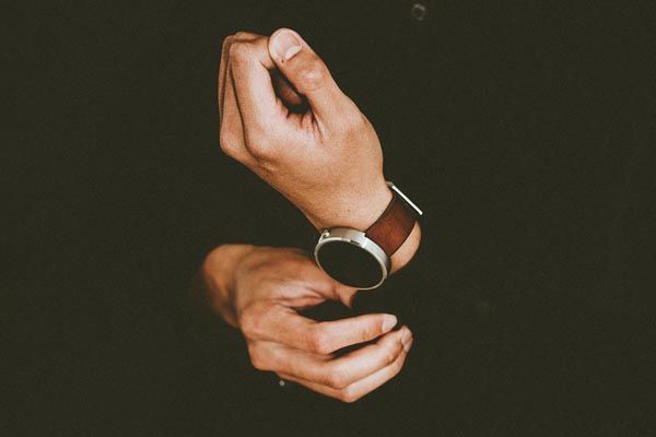 Des mains et une montre