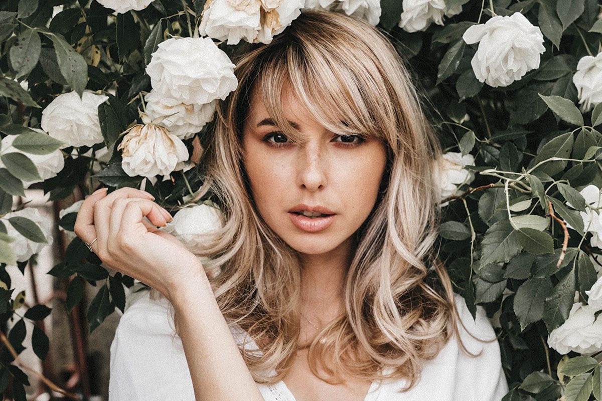 Une femme entourée de fleurs
