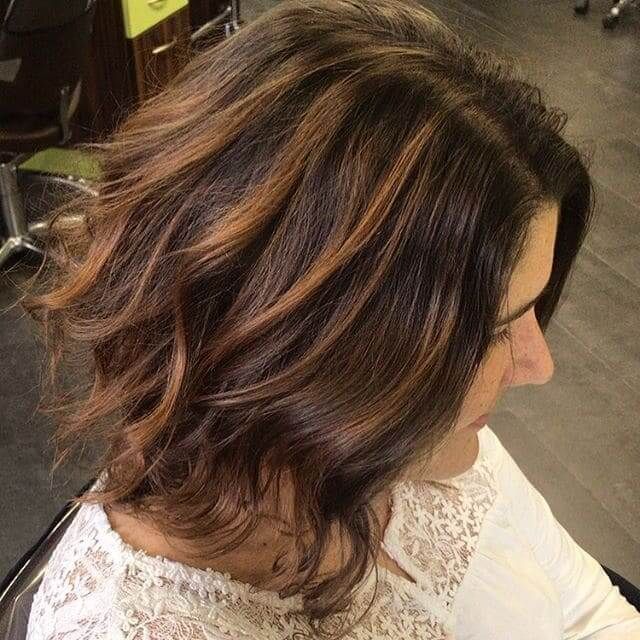 Cheveux courts bouclés