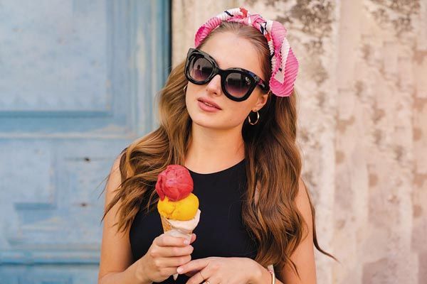 Une femme tenant une glace