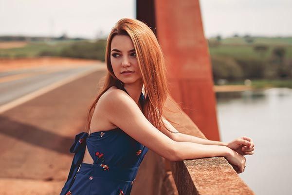 Une femme aux cheveux lisses