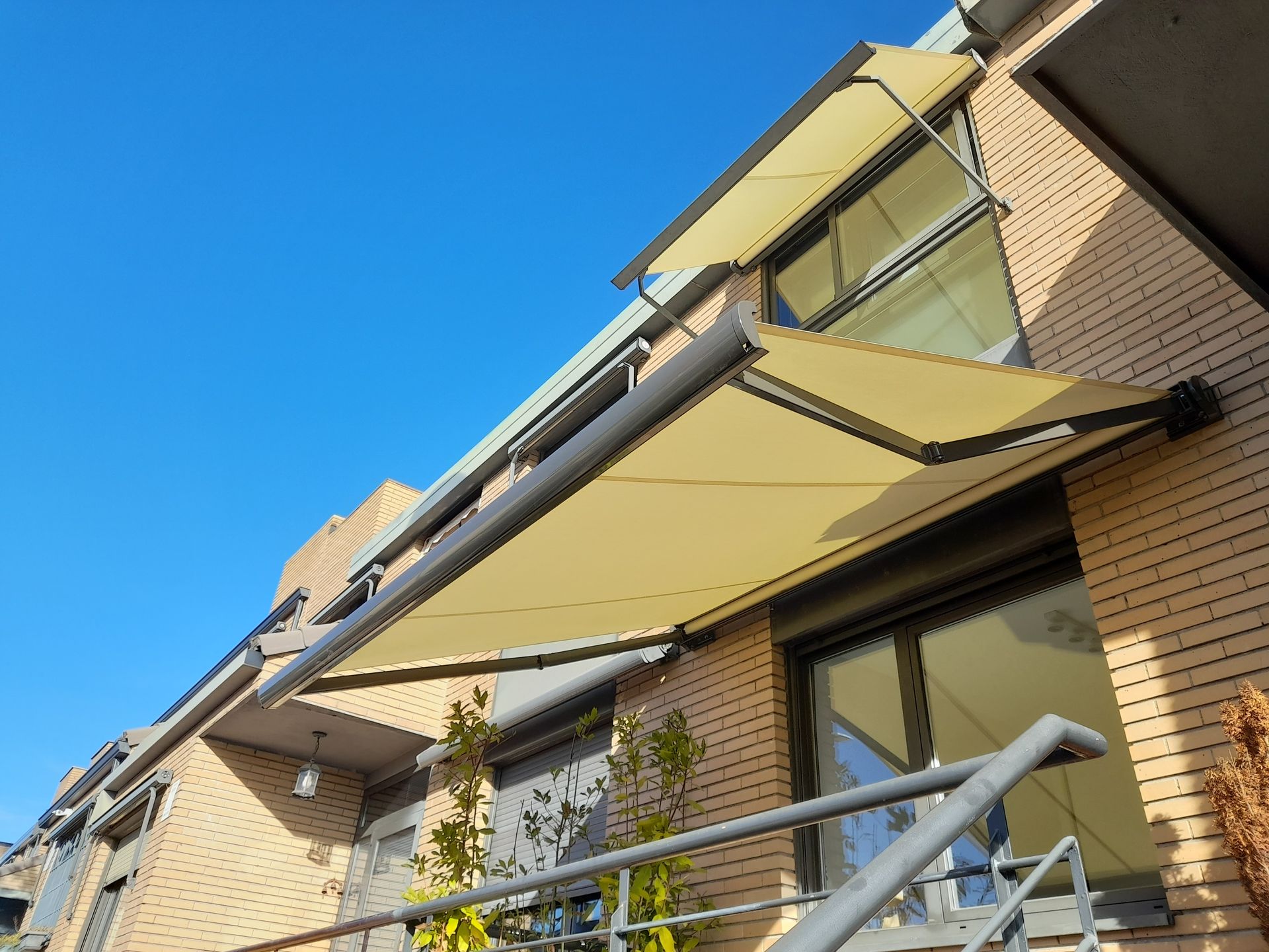 Un edificio de ladrillo con un toldo en el costado.