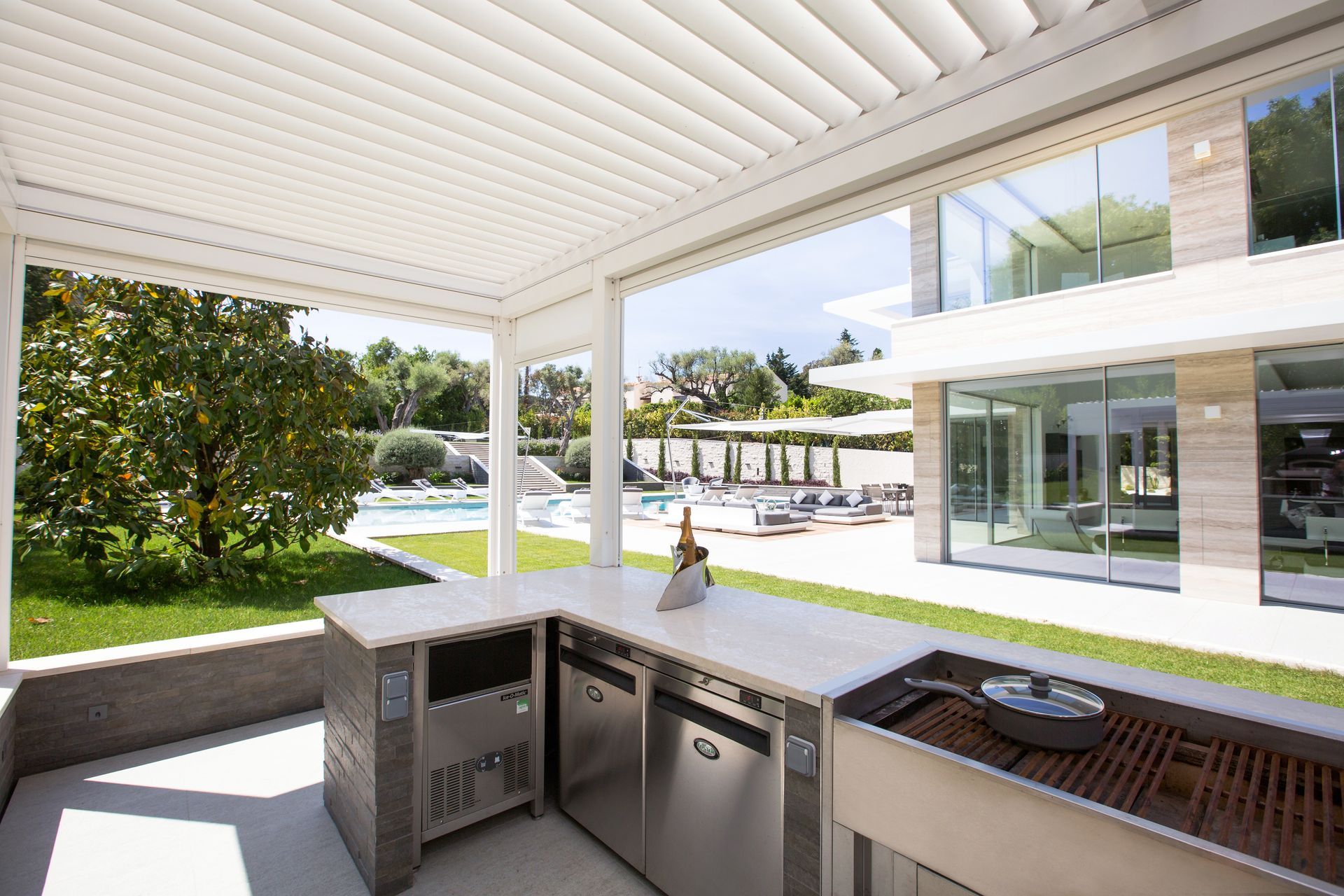 Una cocina con parrilla y un gran ventanal