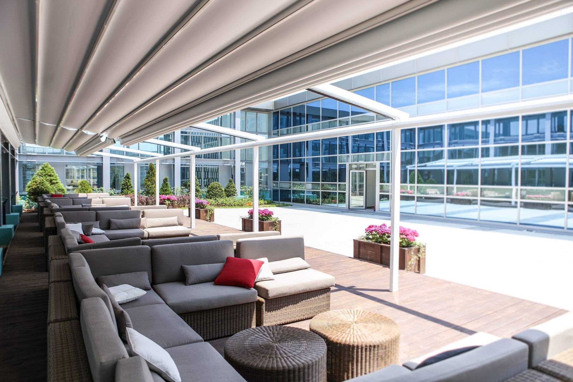 Una habitación grande con muchos muebles y una pérgola.