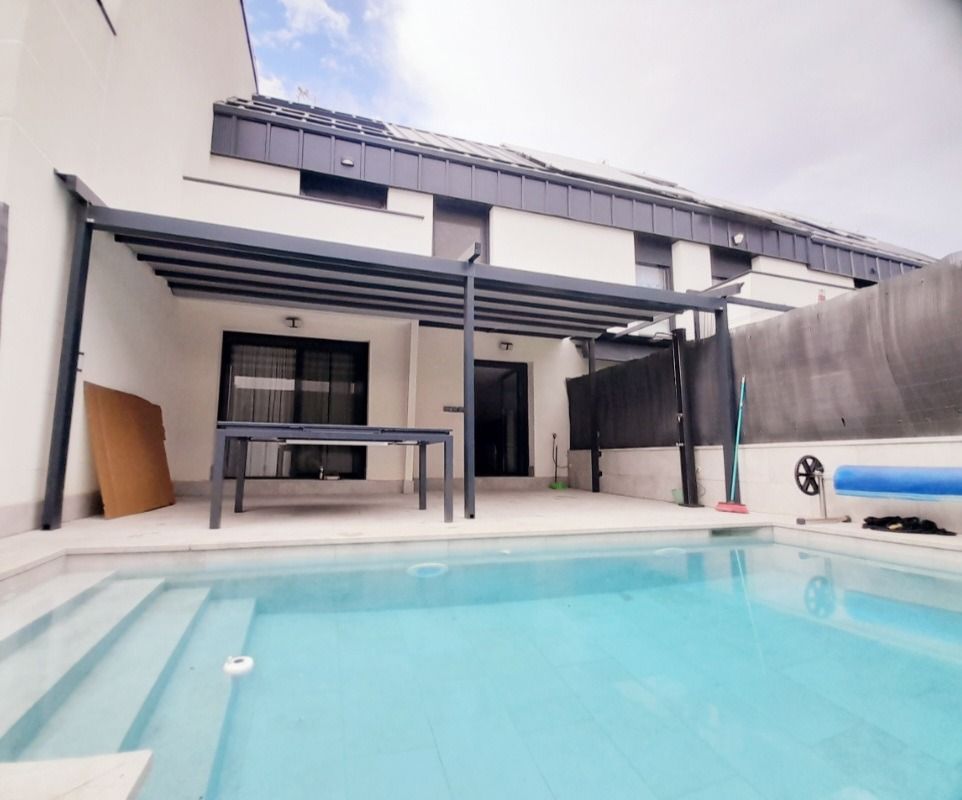 Una casa con piscina delante