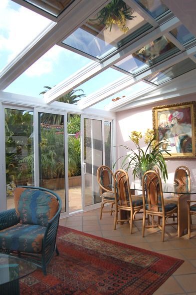 Una sala de estar con una mesa y sillas y un cuadro en la pared.