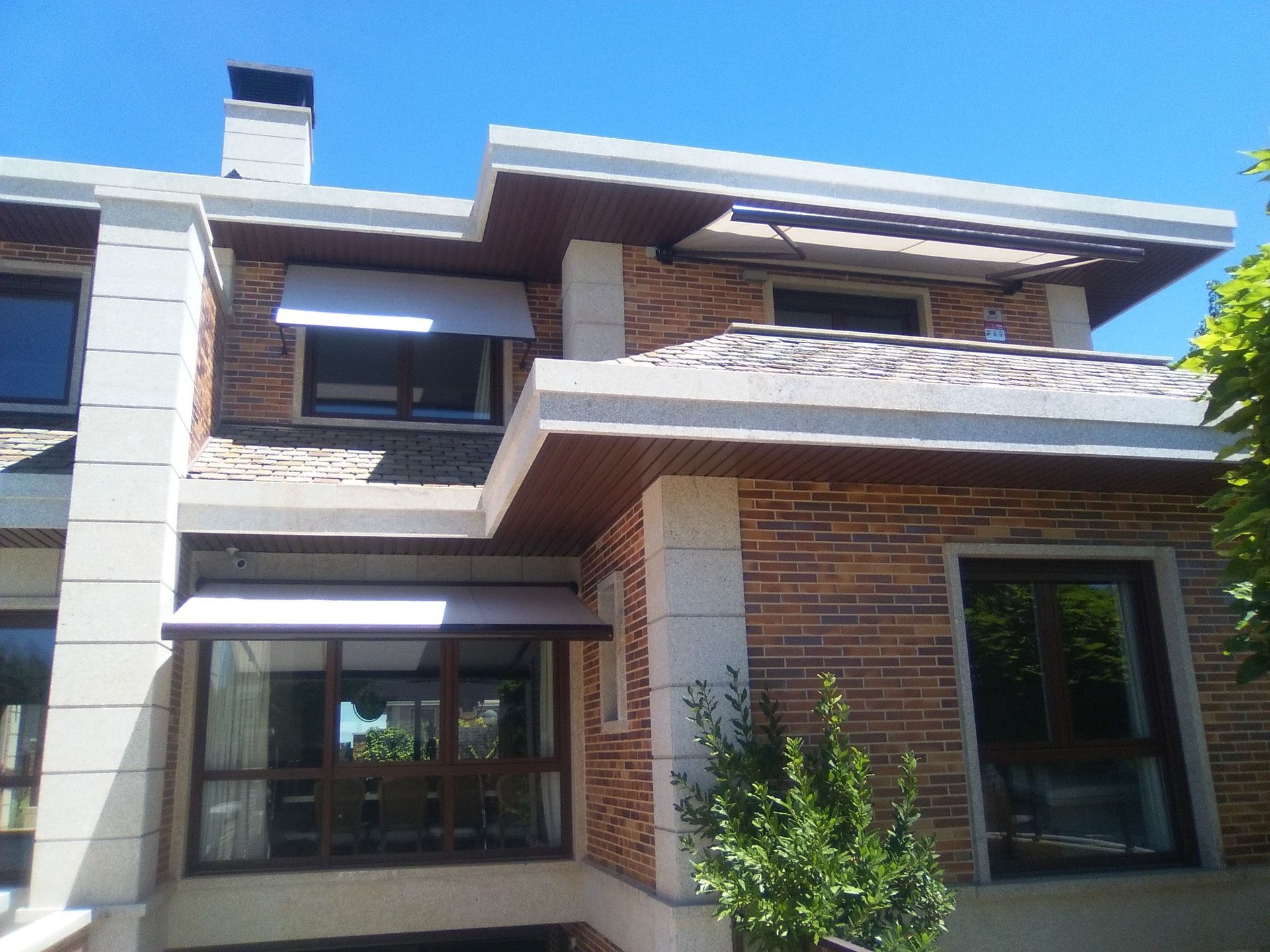 Una casa con muchas ventanas y chimenea