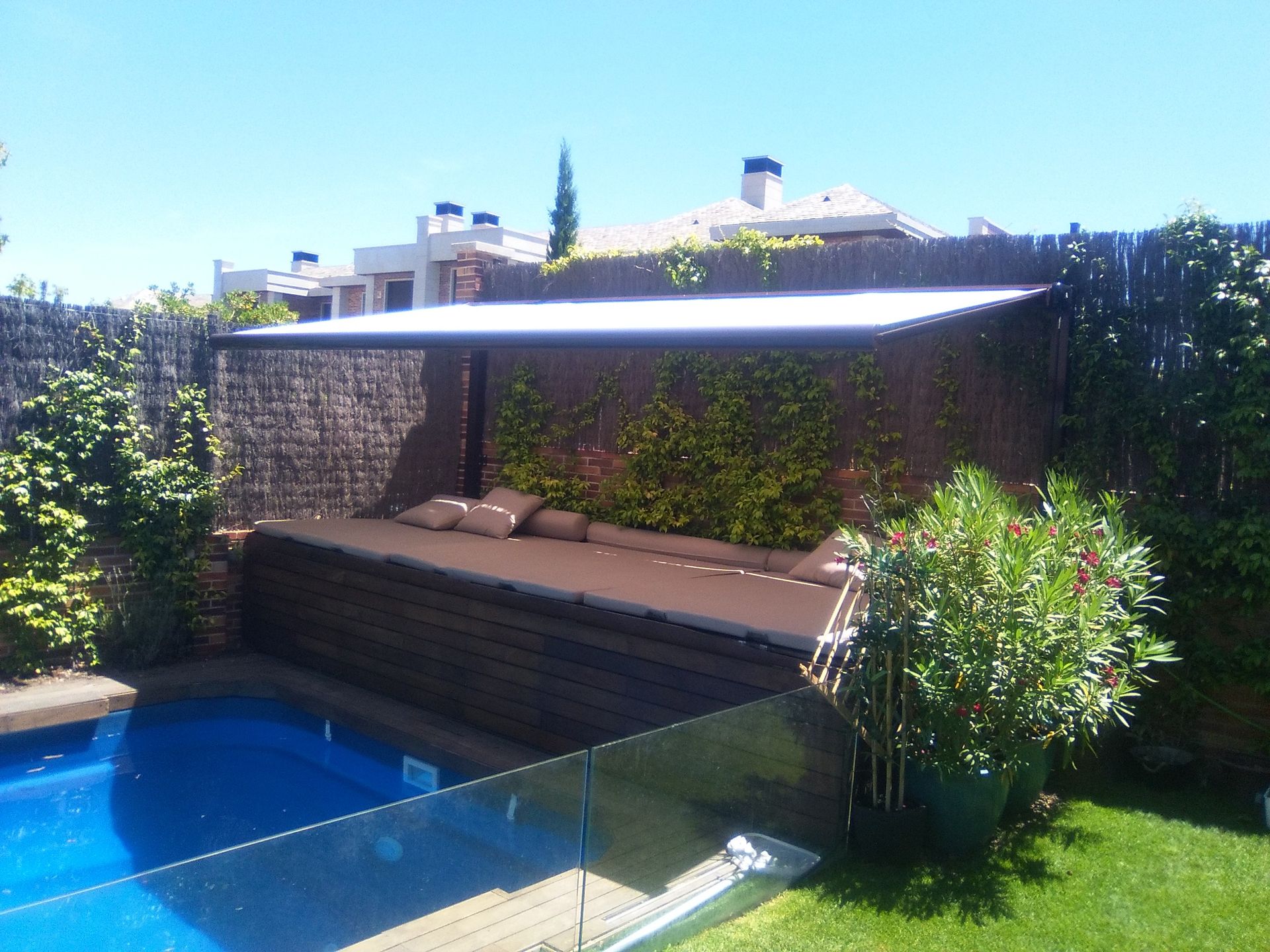 Una piscina con un dosel encima