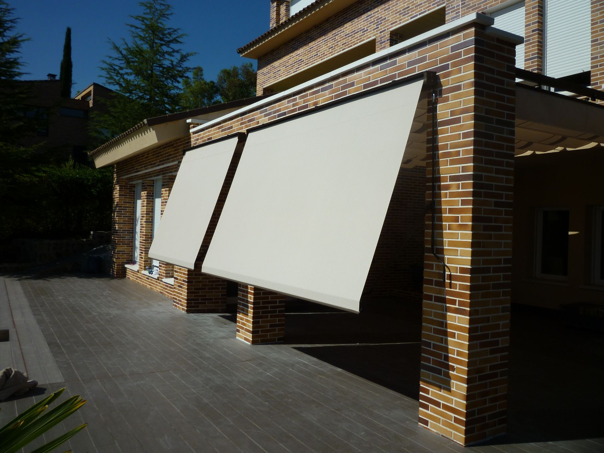 Un edificio de ladrillo con un toldo blanco encima.