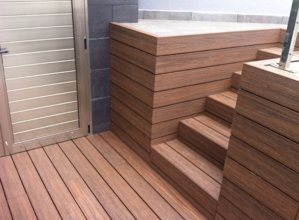 Una terraza de madera con escaleras que conducen a ella.