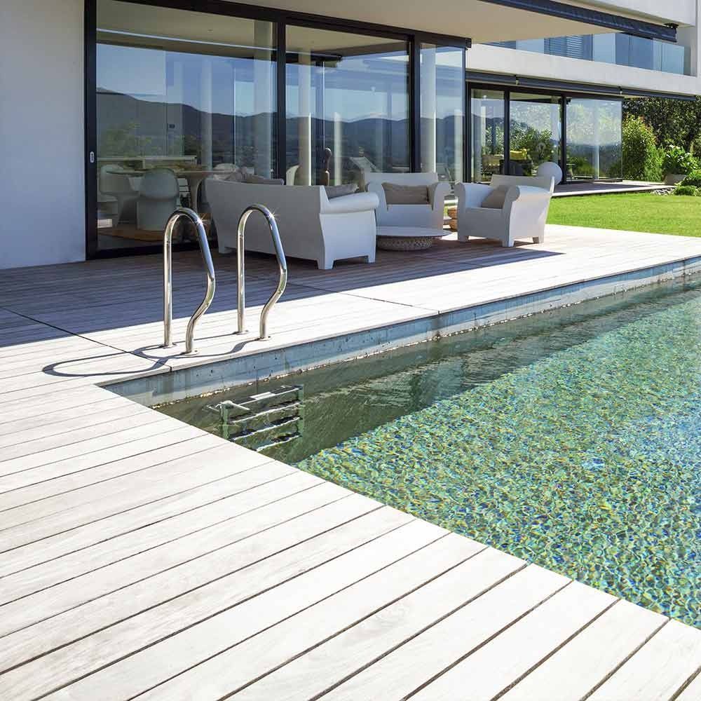Una gran piscina con escaleras que conducen a ella.